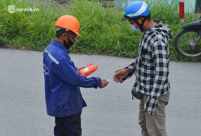 Điều xe tải, dùng gạch, thùng container làm chốt phong tỏa: Người dân vẫn dùng mọi cách để "thông" chốt - Ảnh 10.