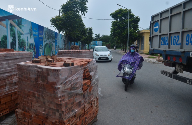 Điều xe tải, dùng gạch, thùng container làm chốt phong tỏa: Người dân vẫn dùng mọi cách để "thông" chốt - Ảnh 8.