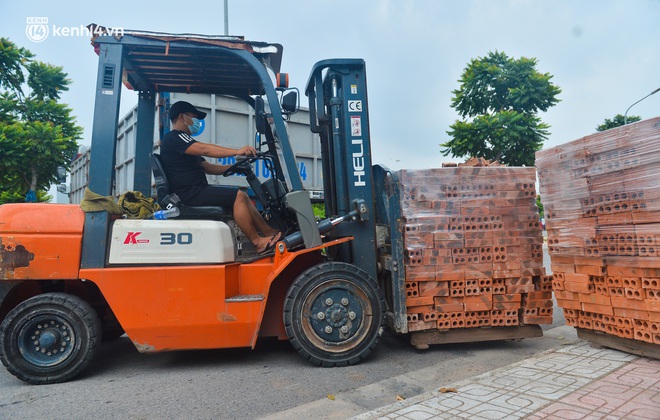 Điều xe tải, dùng gạch, thùng container làm chốt phong tỏa: Người dân vẫn dùng mọi cách để "thông" chốt - Ảnh 8.