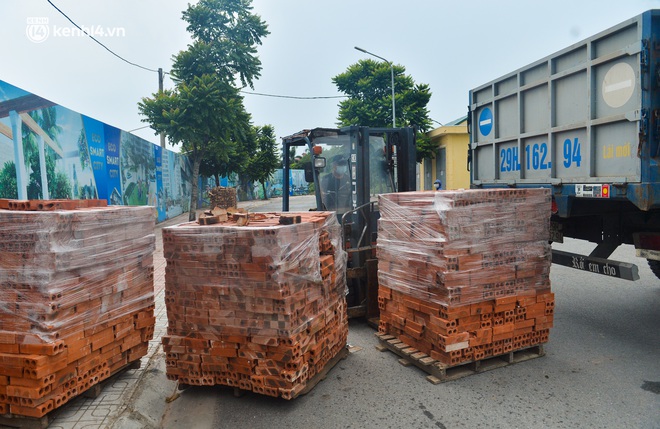 Điều xe tải, dùng gạch, thùng container làm chốt phong tỏa: Người dân vẫn dùng mọi cách để "thông" chốt - Ảnh 8.