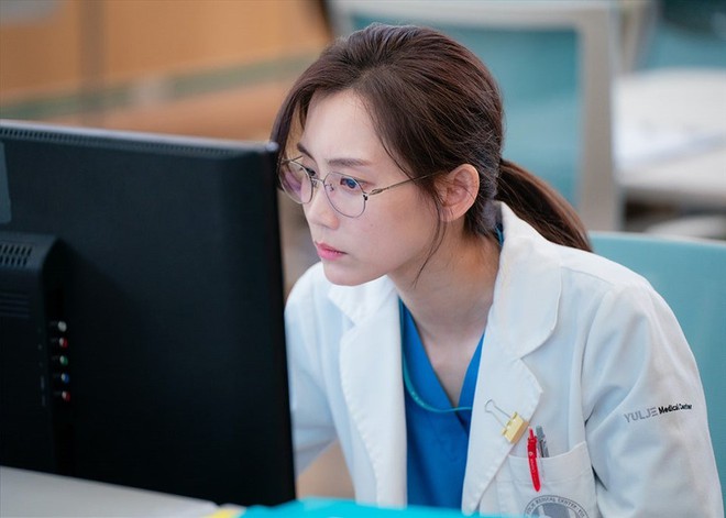 Làm cú đêm trong những ngày giãn cách: Thức khuya ảnh hưởng nghiêm trọng như thế nào đến sức khoẻ? - Ảnh 1. Làm cú đêm trong những ngày giãn cách: Thức khuya ảnh hưởng nghiêm trọng như thế nào đến sức khoẻ? - Ảnh 1.
