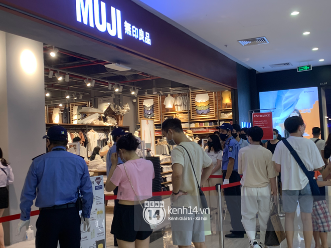 MUJI Hà Nội: 8-9h tối dân tình vẫn xếp hàng vào shopping nườm nượp, nhiều người phải thốt lên rẻ quá và sắm hết cả giỏ đồ - Ảnh 2.