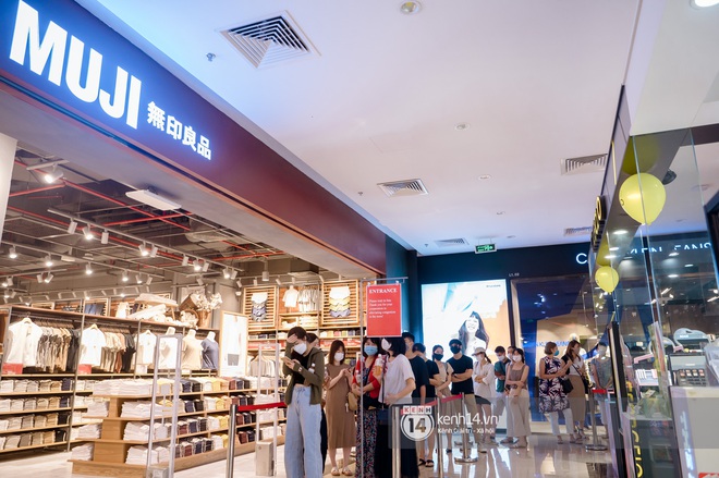 MUJI Hà Nội: 8-9h tối dân tình vẫn xếp hàng vào shopping nườm nượp, nhiều người phải thốt lên rẻ quá và sắm hết cả giỏ đồ - Ảnh 7.