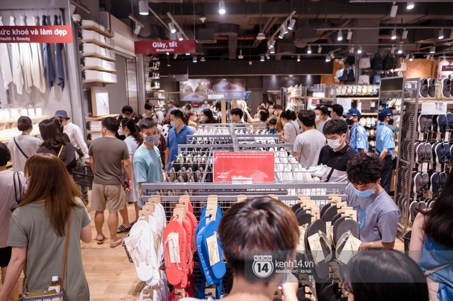 MUJI Hà Nội: 8-9h tối dân tình vẫn xếp hàng vào shopping nườm nượp, nhiều người phải thốt lên rẻ quá và sắm hết cả giỏ đồ - Ảnh 14.