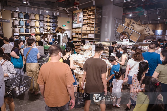 MUJI Hà Nội: 8-9h tối dân tình vẫn xếp hàng vào shopping nườm nượp, nhiều người phải thốt lên rẻ quá và sắm hết cả giỏ đồ - Ảnh 16.