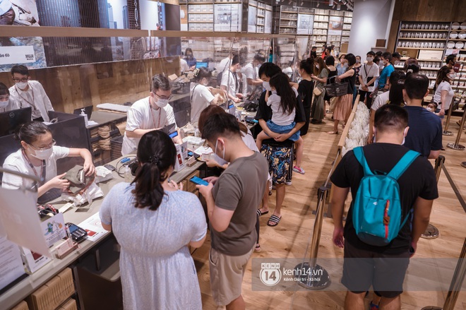 MUJI Hà Nội: 8-9h tối dân tình vẫn xếp hàng vào shopping nườm nượp, nhiều người phải thốt lên rẻ quá và sắm hết cả giỏ đồ - Ảnh 17.