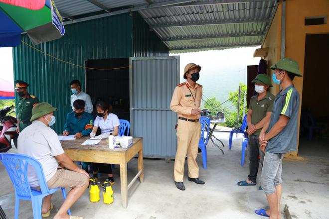 2 người Bắc Giang băng rừng trốn chốt kiểm so&aacute;t dịch sang Quảng Ninh - Ảnh 1.