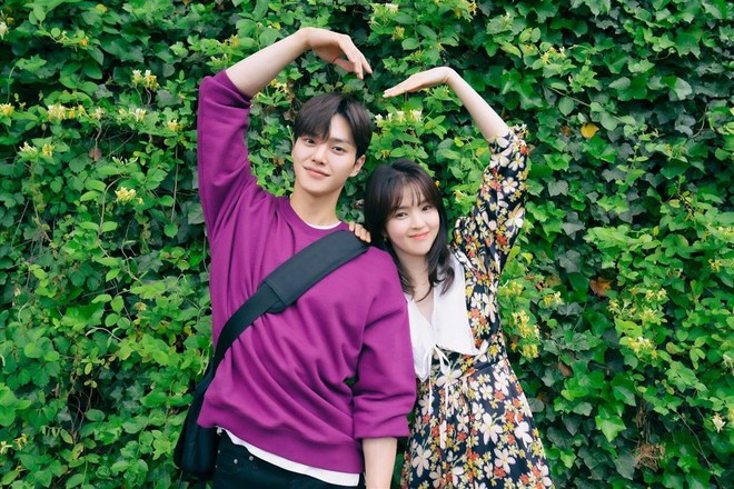 Song Kang đụng chạm v&ograve;ng một Han So Hee ở hậu trường cảnh h&ocirc;n, Knet bấn loạn phim 19+ c&oacute; kh&aacute;c - Ảnh 6.