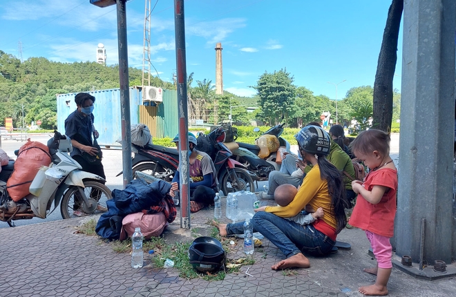 Những đứa trẻ mệt mỏi, xơ xác khi cùng bố mẹ đi hơn 1.000km về quê tránh dịch Covid-19 - Ảnh 3. Những đứa trẻ mệt mỏi, xơ xác khi cùng bố mẹ đi hơn 1.000km về quê tránh dịch Covid-19 - Ảnh 3.