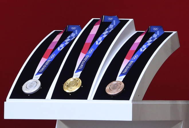 Ngỡ ngàng bật ngửa với giá trị thật của những tấm huy chương tại Olympic Tokyo: HCĐ còn rẻ hơn một bộ đồ ngoài chợ ở Việt Nam - Ảnh 1.