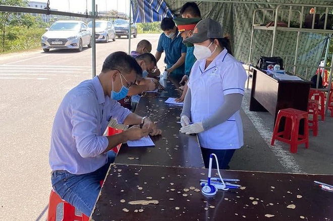 Tham gia chống dịch, th&ecirc;m 3 nh&acirc;n vi&ecirc;n y tế ở B&igrave;nh Định mắc Covid-19 - Ảnh 1.