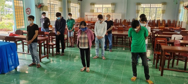 Bắt quả tang 11 đối tượng tụ tập kiếm thu nhập giữa lúc giãn cách - Ảnh 1.