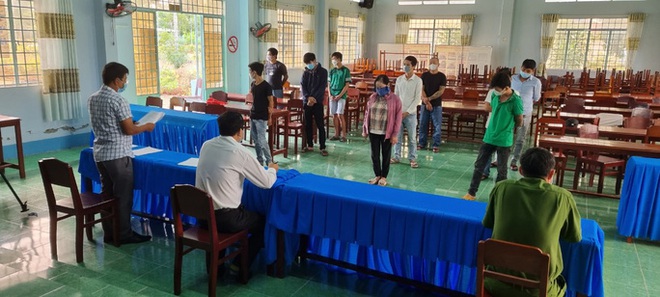 Bắt quả tang 11 đối tượng tụ tập kiếm thu nhập giữa lúc giãn cách - Ảnh 2.