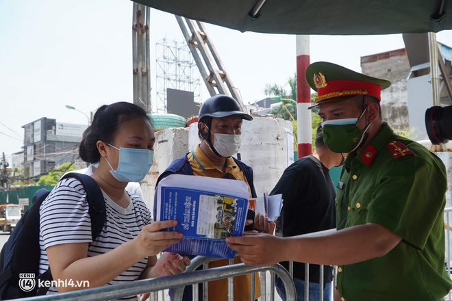 NÓNG: Hà Nội phong tỏa toàn bộ 1 phường của quận Hoàn Kiếm do có dân quân tự vệ dương tính SARS-CoV-2 - Ảnh 5.