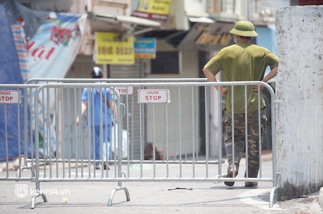 NÓNG: Hà Nội phong tỏa toàn bộ 1 phường của quận Hoàn Kiếm do có dân quân tự vệ dương tính SARS-CoV-2 - Ảnh 1.