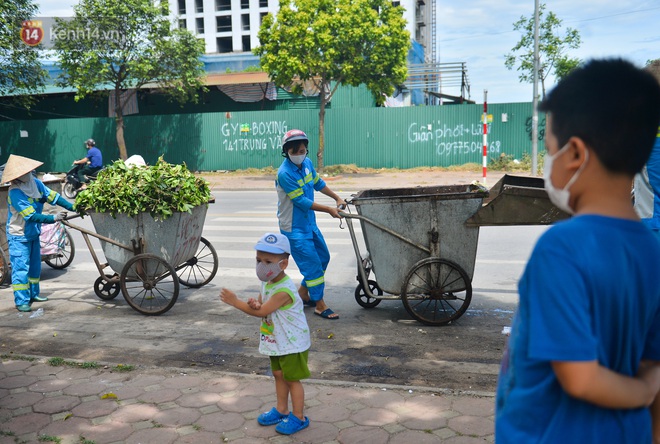 Cuộc sống của nữ cử nhân Triết học làm công nhân dọn rác nuôi con tự kỷ: Lúc mới đi làm, những đứa con hay chê "mẹ hôi lắm" - Ảnh 8. Cuộc sống của nữ cử nhân Triết học làm công nhân dọn rác nuôi con tự kỷ: Lúc mới đi làm, những đứa con hay chê "mẹ hôi lắm" - Ảnh 8.