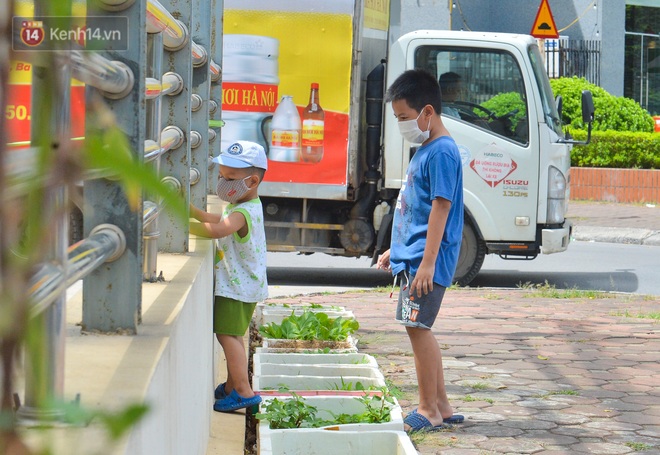 Cuộc sống của nữ cử nhân Triết học làm công nhân dọn rác nuôi con tự kỷ: Lúc mới đi làm, những đứa con hay chê "mẹ hôi lắm" - Ảnh 8.