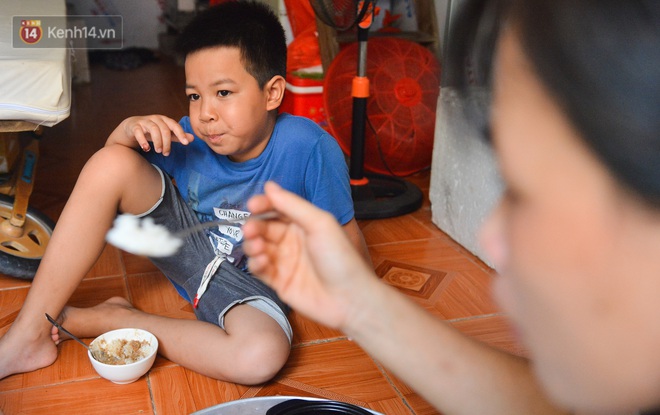 Cuộc sống của nữ cử nhân Triết học làm công nhân dọn rác nuôi con tự kỷ: Lúc mới đi làm, những đứa con hay chê "mẹ hôi lắm" - Ảnh 4. Cuộc sống của nữ cử nhân Triết học làm công nhân dọn rác nuôi con tự kỷ: Lúc mới đi làm, những đứa con hay chê "mẹ hôi lắm" - Ảnh 4.