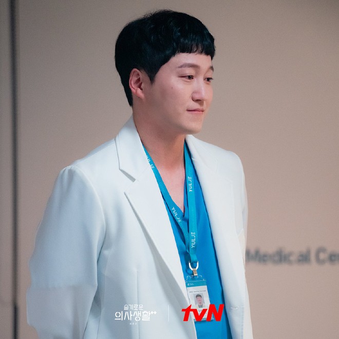 Hospital Playlist 2 có bùng binh quan hệ rối hơn cả Penthouse: Ik Jun một bước từ bạn thân thành bố vợ Jeong Won? - Ảnh 2.