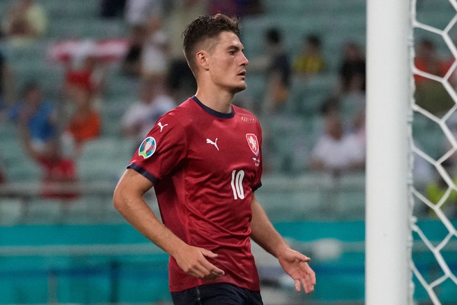 Sau m&agrave;n n&eacute;m băng đội trưởng g&acirc;y tranh c&atilde;i, Ronaldo bất ngờ s&aacute;ng cửa c&oacute; danh hiệu Euro 2020 - Ảnh 1.