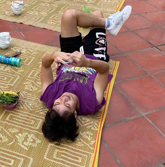 Dàn cầu thủ ĐT Việt Nam cực giản dị khi về nhà: Văn Hậu thả diều mlem mlem, Văn Toàn bị em gái bóc phốt ảnh sống ảo - Ảnh 7. Dàn cầu thủ ĐT Việt Nam cực giản dị khi về nhà: Văn Hậu thả diều mlem mlem, Văn Toàn bị em gái bóc phốt ảnh sống ảo - Ảnh 7.