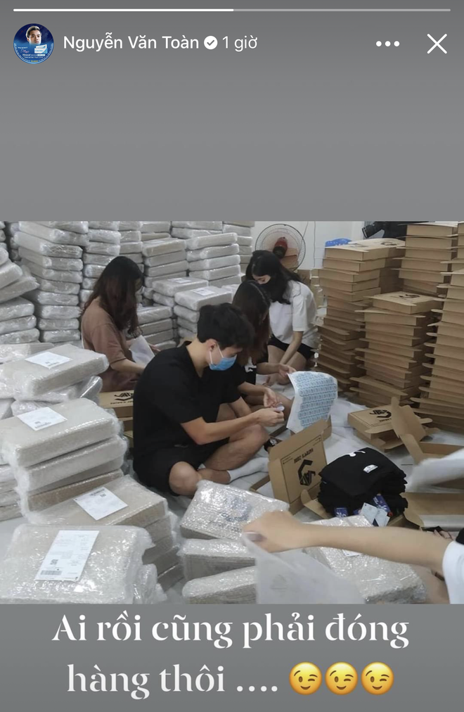 Dàn cầu thủ ĐT Việt Nam cực giản dị khi về nhà: Văn Hậu thả diều mlem mlem, Văn Toàn bị em gái bóc phốt ảnh sống ảo - Ảnh 9. Dàn cầu thủ ĐT Việt Nam cực giản dị khi về nhà: Văn Hậu thả diều mlem mlem, Văn Toàn bị em gái bóc phốt ảnh sống ảo - Ảnh 9.