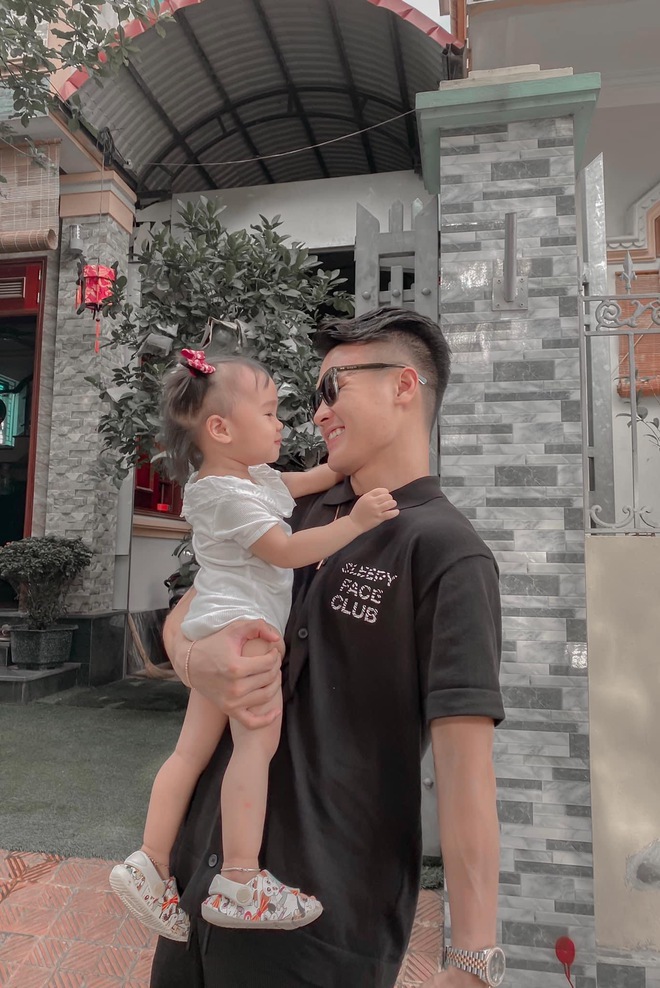 Dàn cầu thủ ĐT Việt Nam cực giản dị khi về nhà: Văn Hậu thả diều mlem mlem, Văn Toàn bị em gái bóc phốt ảnh sống ảo - Ảnh 13. Dàn cầu thủ ĐT Việt Nam cực giản dị khi về nhà: Văn Hậu thả diều mlem mlem, Văn Toàn bị em gái bóc phốt ảnh sống ảo - Ảnh 13.