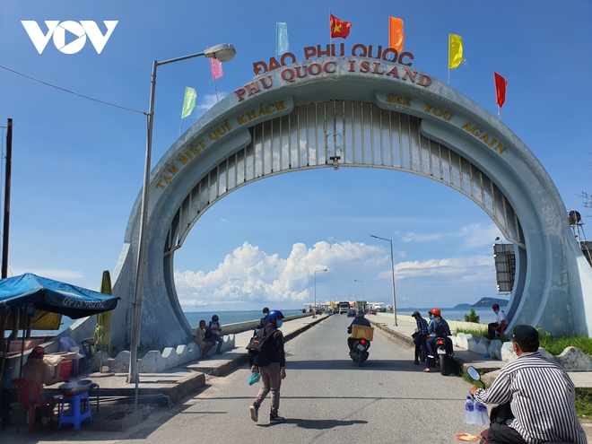 Từ 0h00 ng&agrave;y 6/7 tạm dừng khai th&aacute;c c&aacute;c chuyến bay từ TP.HCM đến Ph&uacute; Quốc v&agrave; ngược lại - Ảnh 1.