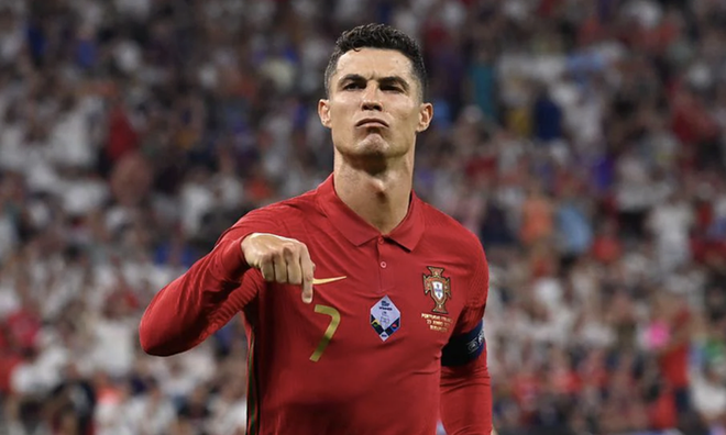 Ronaldo khiến MXH nổ tung khi đăng hình ảnh thường nhật đầu tiên sau Euro 2020, cơ bụng của cậu cả cũng gây chú ý đặc biệt - Ảnh 3.