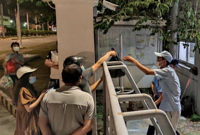 Ca dương tính SARS-CoV-2 mới tại Hà Nội: Công nhân chờ xét nghiệm xuyên đêm, nhiều người trò chuyện quên đeo khẩu trang - Ảnh 4.