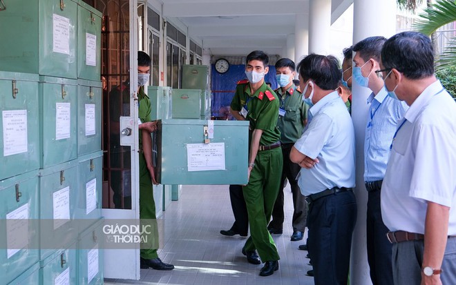 Cận cảnh &aacute;p tải đề thi bằng xe đặc chủng tại Cần Thơ - Ảnh 1.