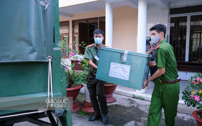 Cận cảnh &aacute;p tải đề thi bằng xe đặc chủng tại Cần Thơ - Ảnh 4.