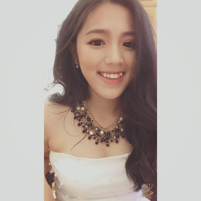 B&agrave; x&atilde; k&eacute;m 16 tuổi Qu&aacute;ch Ngọc Tuy&ecirc;n vừa dẫn đi thi THPT: Xinh như hotgirl, v&ograve;ng 1 căng tr&agrave;n, g&acirc;y sốt với chuyện t&igrave;nh ch&uacute; ch&aacute;u  - Ảnh 4.
