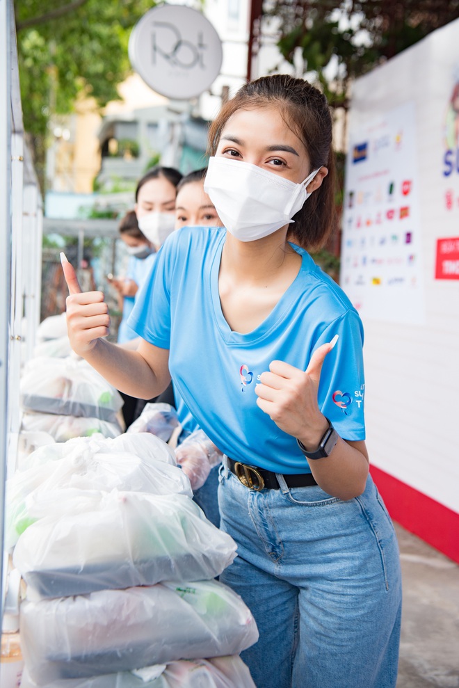 Tiểu Vy - Ngân Anh cùng hội nàng hậu vào bếp tiếp sức cho người nghèo, Đặng Thu Thảo gây xúc động vì điều này - Ảnh 7.