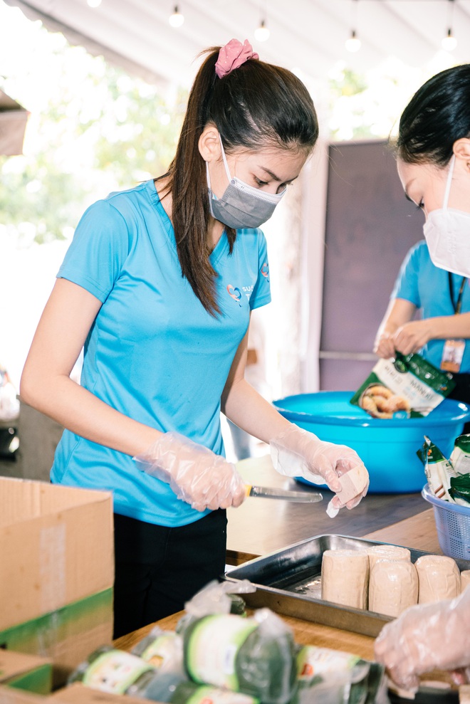 Tiểu Vy - Ngân Anh cùng hội nàng hậu vào bếp tiếp sức cho người nghèo, Đặng Thu Thảo gây xúc động vì điều này - Ảnh 6.