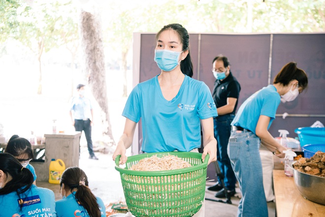 Tiểu Vy - Ngân Anh cùng hội nàng hậu vào bếp tiếp sức cho người nghèo, Đặng Thu Thảo gây xúc động vì điều này - Ảnh 8.