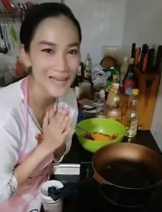 Đang livestream, blogger Thái Lan đột ngột gục xuống tử vong, hàng ngàn fan chứng kiến khoảnh khắc kinh hoàng trong bất lực - Ảnh 2.