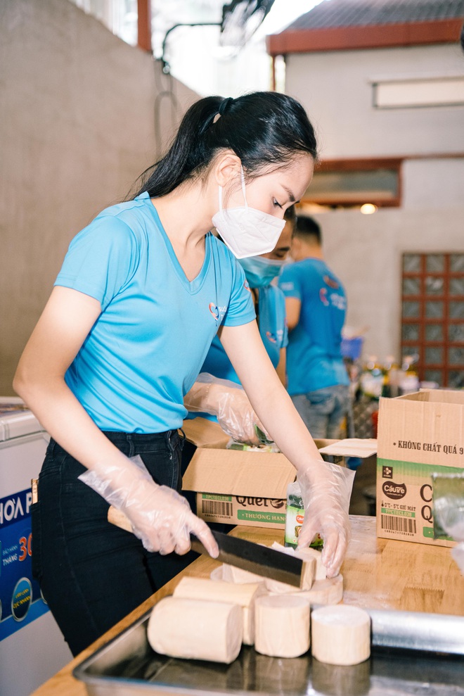 Tiểu Vy - Ngân Anh cùng hội nàng hậu vào bếp tiếp sức cho người nghèo, Đặng Thu Thảo gây xúc động vì điều này - Ảnh 10.