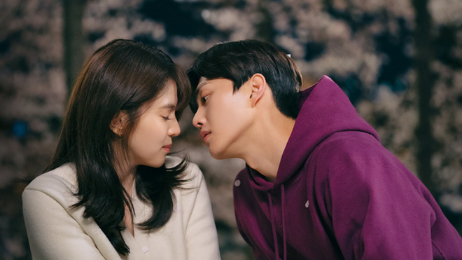 Hãy đón xem những cặp đôi màn ảnh Hàn Quốc đáng yêu và nổi tiếng nhất. Bạn sẽ tìm thấy những cặp đôi dễ thương và đầy lãng mạn như Song Joong-ki và Song Hye-kyo hoặc Lee Seung-gi và Bae Suzy. Các cặp đôi này sẽ đốn tim bạn bằng những câu chuyện tình yêu đầy xúc động và hài hước.