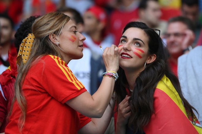 Trước giờ khai cuộc bán kết Euro: Những bóng hồng xinh đẹp Tây Ban Nha vẽ mặt cho nhau trên khán đài - Ảnh 1.