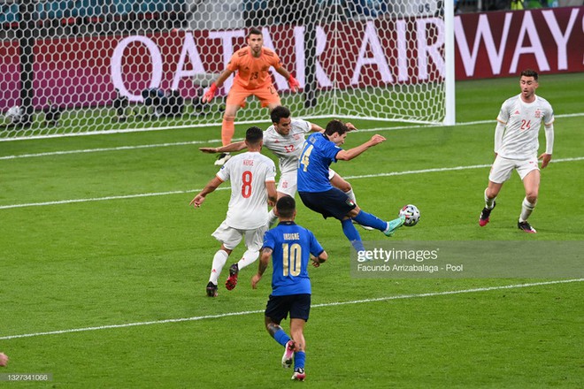 Video: Italy phản c&ocirc;ng ấn tượng, Chiesa vẽ đường cong đẹp mắt mở tỷ số - Ảnh 2.