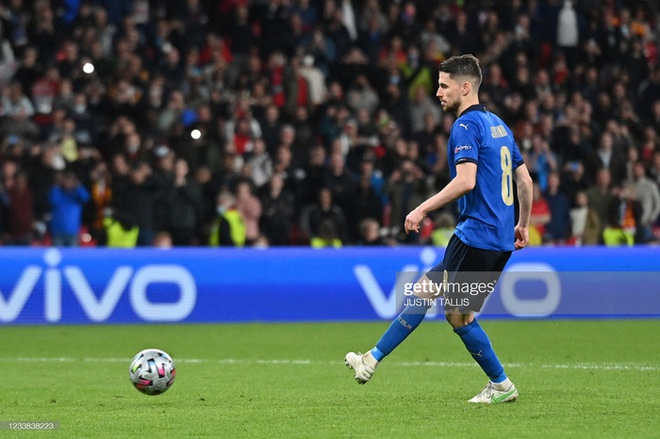 Video: Jorginho lạnh lùng đánh lừa thủ môn TBN trên chấm luân lưu, đưa Italy vào chung kết Euro - Ảnh 2.