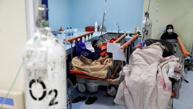 Covid-19 nhấn chìm hệ thống y tế Indonesia, hàng trăm bệnh nhân tử vong tại nhà - Ảnh 2.