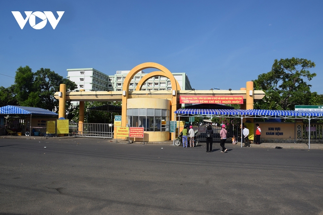 Nữ nh&acirc;n vi&ecirc;n dương t&iacute;nh SARS-CoV-2, Bệnh viện Đa khoa Ph&uacute; Y&ecirc;n lấy mẫu x&eacute;t nghiệm s&agrave;ng lọc - Ảnh 1.