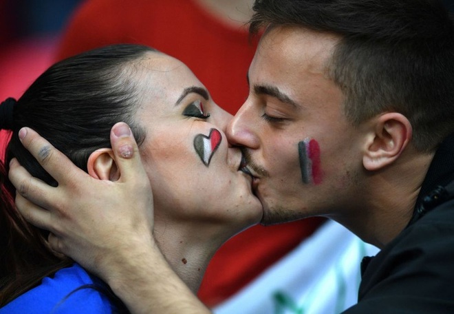 Dư âm Ý - Tây Ban Nha: Những nụ hôn đắm đuối, những bóng hồng xinh đẹp và thông điệp chế nhạo fan tuyển Anh - Ảnh 11.