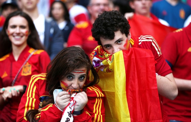 Trước giờ khai cuộc bán kết Euro: Những bóng hồng xinh đẹp Tây Ban Nha vẽ mặt cho nhau trên khán đài - Ảnh 5.