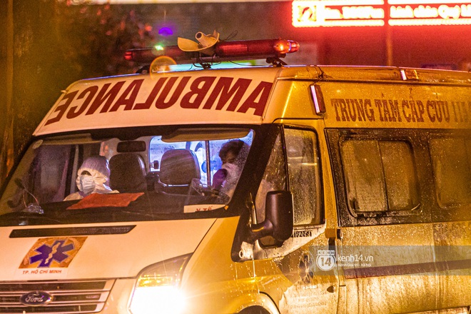 Chùm ảnh: Đoàn xe chở bệnh nhân Covid-19 nối đuôi nhau đến Bệnh viện dã chiến ở Sài Gòn trong cơn mưa đêm - Ảnh 6.