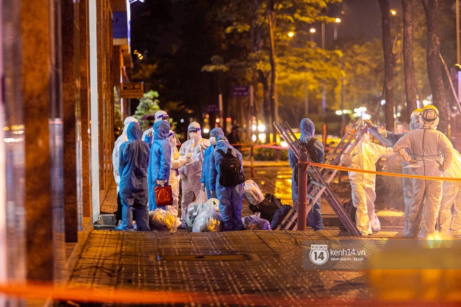 Chùm ảnh: Đoàn xe chở bệnh nhân Covid-19 nối đuôi nhau đến Bệnh viện dã chiến ở Sài Gòn trong cơn mưa đêm - Ảnh 10.
