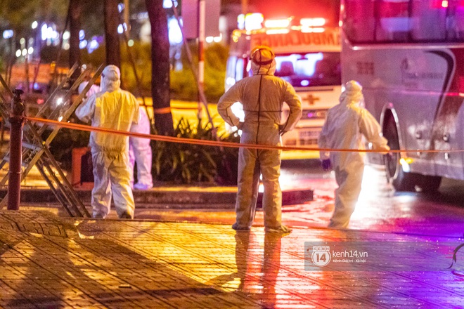 Chùm ảnh: Đoàn xe chở bệnh nhân Covid-19 nối đuôi nhau đến Bệnh viện dã chiến ở Sài Gòn trong cơn mưa đêm - Ảnh 12.