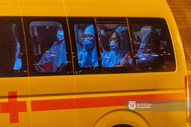 Chùm ảnh: Đoàn xe chở bệnh nhân Covid-19 nối đuôi nhau đến Bệnh viện dã chiến ở Sài Gòn trong cơn mưa đêm - Ảnh 8.